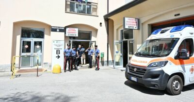Copertina di Anziano uccide moglie malata, due fiori di stella alpina sul letto prima di sparare