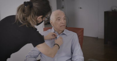 Copertina di “Ho un tumore al sangue e mi resta un anno di vita. Ho creato un mio avatar così mio figlio potrà parlare con me quando sarò morto”: la storia di Peter Listro e della “resurrezione artificiale”