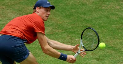 Copertina di Sinner torna in campo: oggi l’esordio sull’erba ad Halle contro Hanfmann (dopo la sconfitta con Sonego)