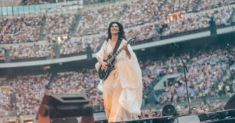 Copertina di Elisa dea della natura a Milano abbracciata da Giorgia, Jovanotti, Giuliano Sangiorgi e Cesare Cremonini: una festa tra amici immersi nel bosco per cantare le hit