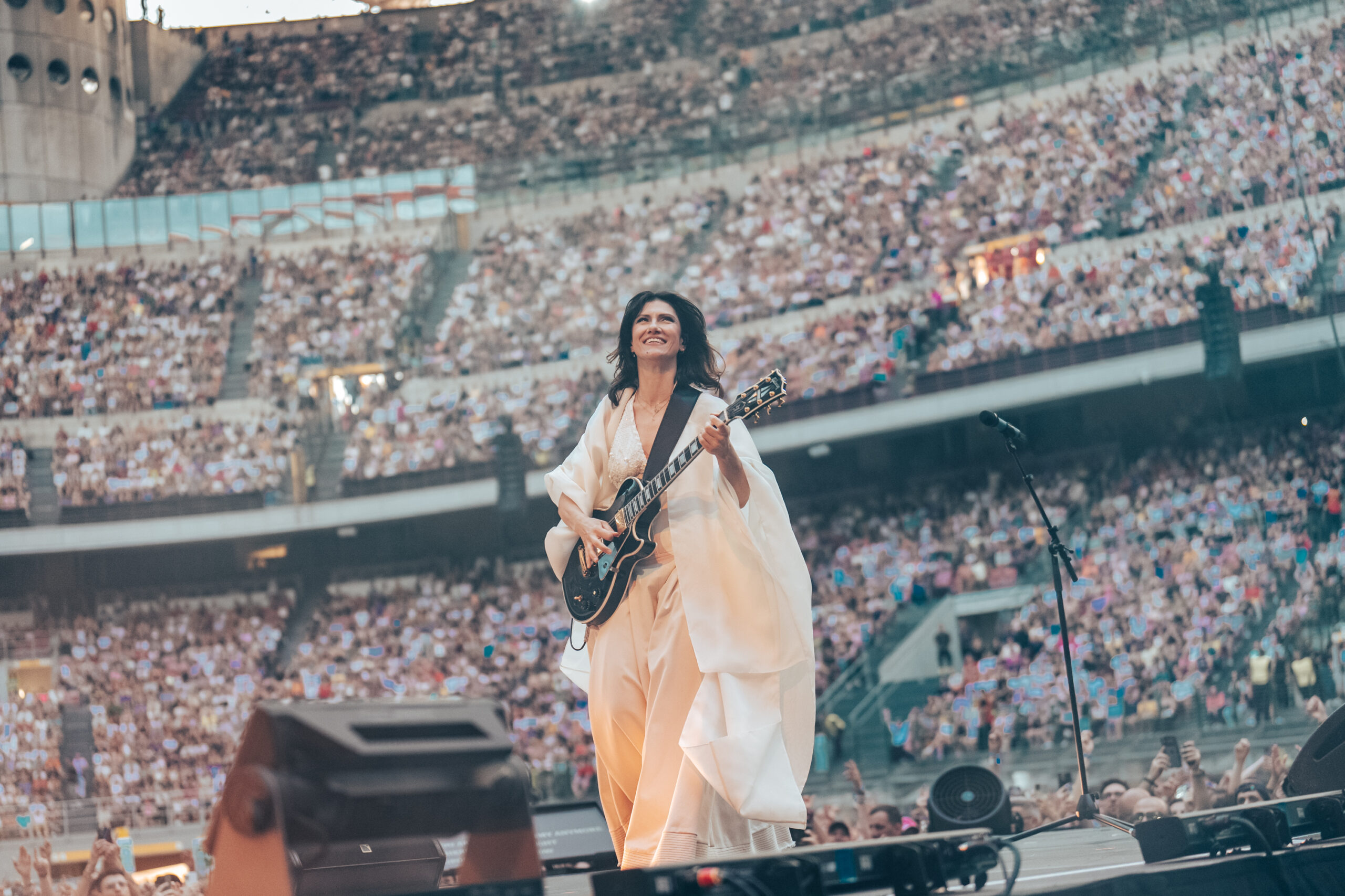 Elisa dea della natura a Milano abbracciata da Giorgia, Jovanotti, Giuliano Sangiorgi e Cesare Cremonini: una festa tra amici immersi nel bosco per cantare le hit Elisa dea della natura a Milano abbracciata da Giorgia, Jovanotti, Giuliano Sangiorgi e Cesare Cremonini: una festa tra amici immersi nel bosco per cantare le hit