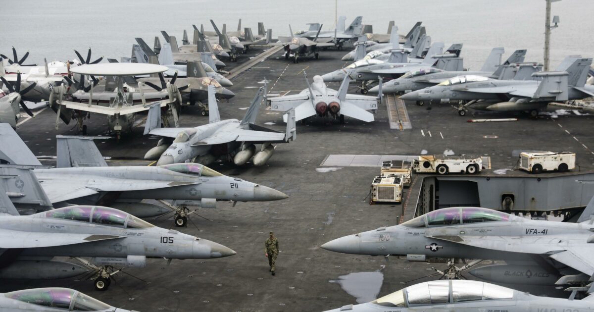 Portaerei, bombardieri e F35: il risiko degli Usa in vista di un attacco all’Iran Portaerei, bombardieri e F35: il risiko degli Usa in vista di un attacco all’Iran