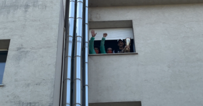 Copertina di I giocatori della Virtus Bologna portano la coppa dello Scudetto a Polonara. E lui si affaccia dalla finestra dell’ospedale