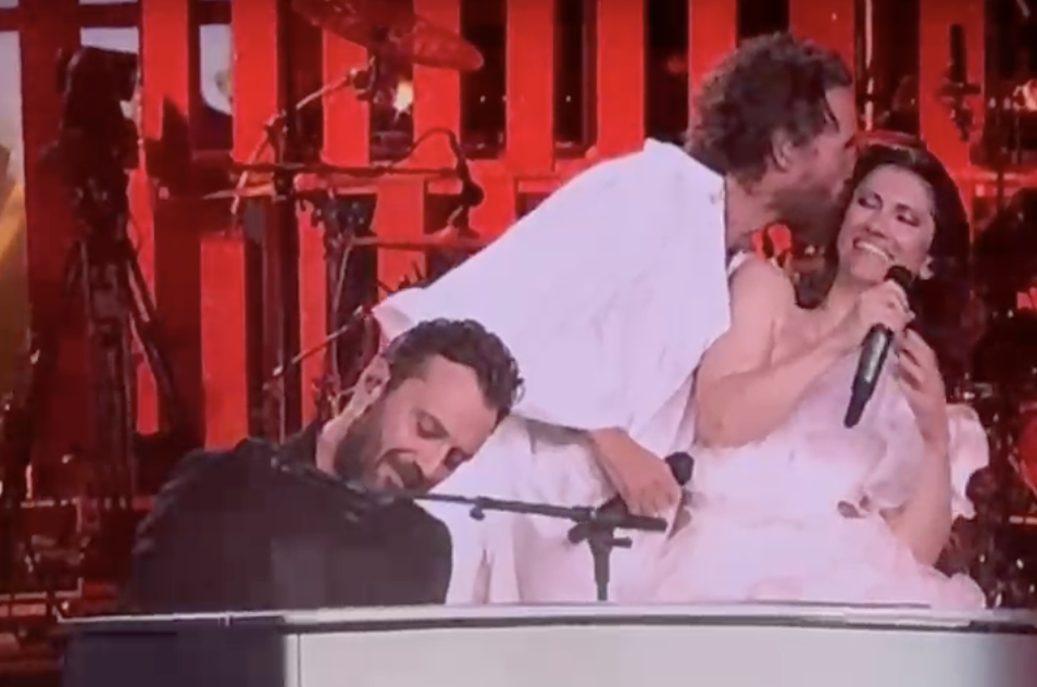 Elisa con Cesare Cremonini e Jovanotti in “Le tasche piene di sassi” a San Siro – IL VIDEO Elisa con Cesare Cremonini e Jovanotti in “Le tasche piene di sassi” a San Siro – IL VIDEO