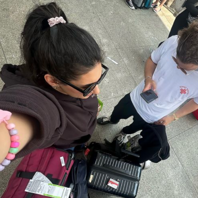 “14 ore di volo per un matrimonio a cui non eravamo stati invitati. Per evitare gli sposi in hotel cercavamo di camuffarci”: la storia di Yasemin e Davide