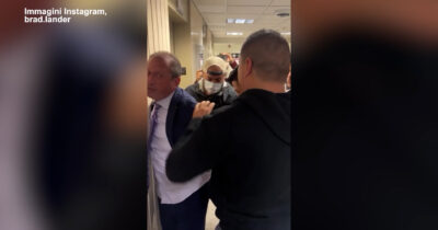 Copertina di Afferrato e sbattuto al muro: le immagini dell’arresto del candidato sindaco di New York Brad Lander