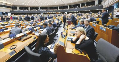 Copertina di Fondi Pnrr alle armi: anche il Pd vota Sì  con FdI e Forza Italia