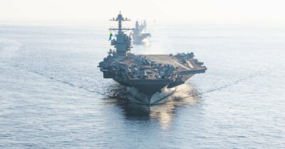 Copertina di Usa schierano portaerei e caccia. L’Iran: “Ultimatum  inaccettabile”