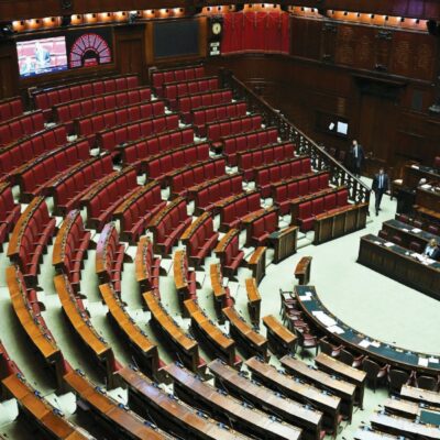 Copertina di Tra messe sante e pellegrinaggi a San Pietro: il Parlamento è chiuso da ieri per il Giubileo