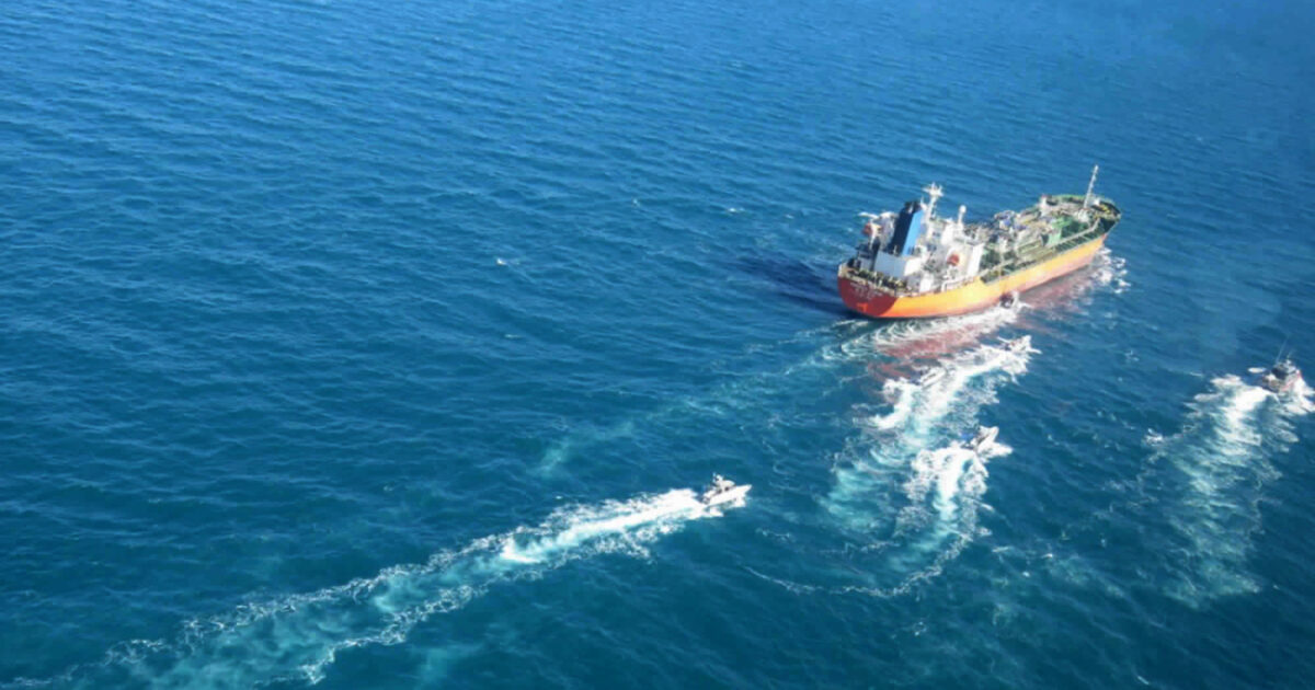 l8217iran minaccia la chiusura dello stretto di hormuz da cui transitano gnl e il 20 dell8217export globale di petrolio