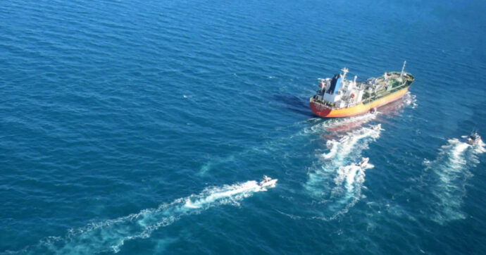 L’Iran minaccia il blocco dello Stretto di Hormuz da cui transitano gnl e il 20% dell’export globale di petrolio
