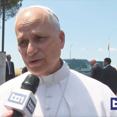 Copertina di Guerre, il Papa ritenta: “I nemici si incontrino in Vaticano”