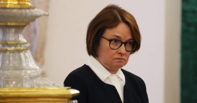 Copertina di Russia, la governatrice della Banca centrale è di nuovo nel mirino: ora i nemici nel governo la accusano di frenare gli investimenti