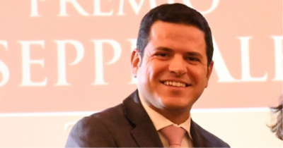 Copertina di Tutti a casa di Galvagno (FdI) a farsi le canne. La portavoce: “Ero fuori come un balcone…”