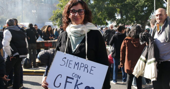 Migliaia in piazza Buenos Aires per sostenere l’ex presidente Cristina Fernández: “Punita per l’eredità politica”