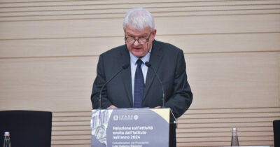 Copertina di Le polizze rc auto italiane restano le più care dell’Ue. Per le compagnie 2 miliardi di profitti in più nel 2024