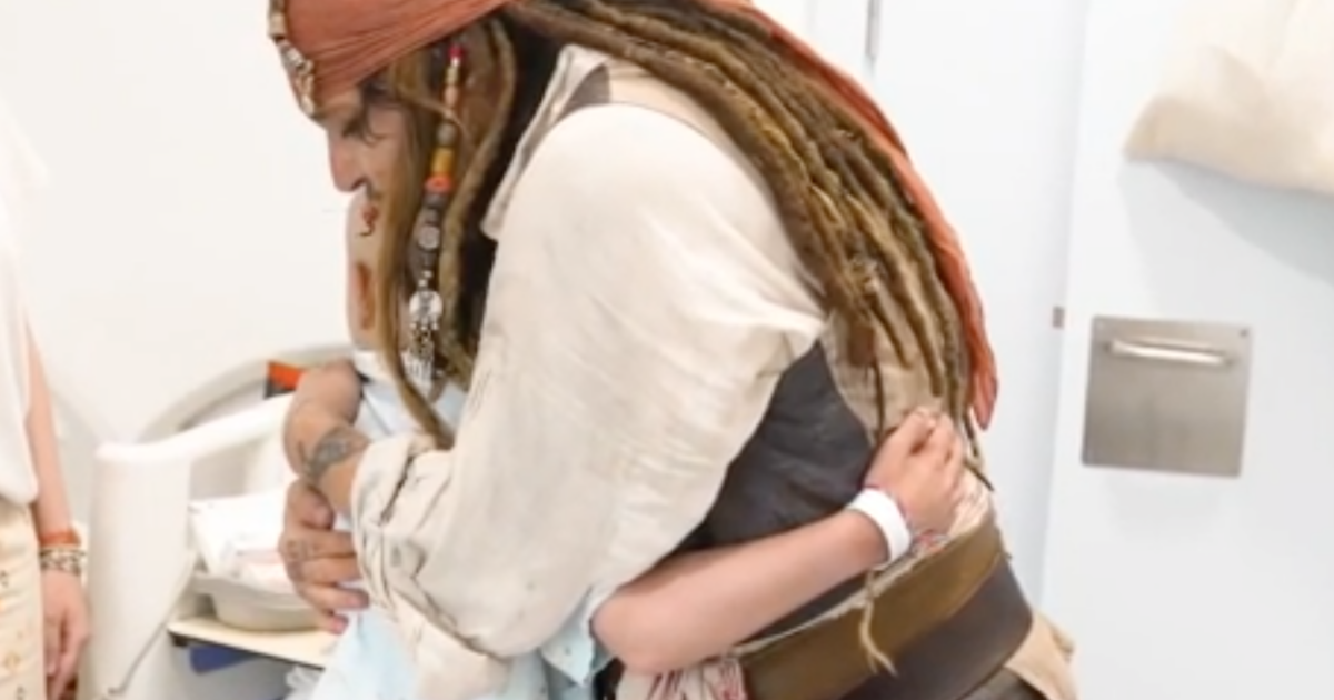 Jack Sparrow torna in corsia: Johnny Depp fa visita ai bambini malati di un ospedale a Madrid – IL VIDEO