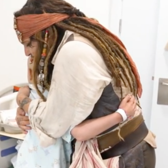Jack Sparrow torna in corsia: Johnny Depp fa visita ai bambini malati di un ospedale a Madrid – IL VIDEO
