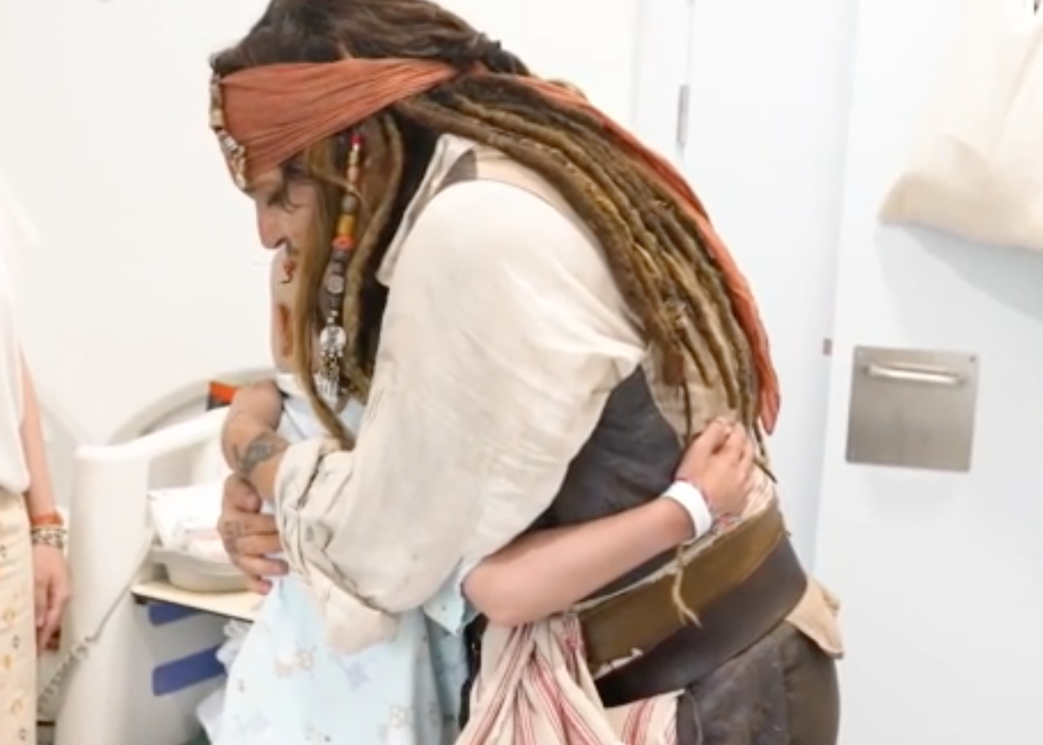 Jack Sparrow torna in corsia: Johnny Depp fa visita ai bambini malati di un ospedale a Madrid – IL VIDEO Jack Sparrow torna in corsia: Johnny Depp fa visita ai bambini malati di un ospedale a Madrid – IL VIDEO
