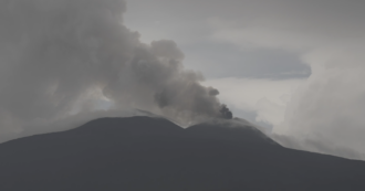 Copertina di Etna, nuova eruzione: le immagini della nube di cenere dal cratere di sud-est