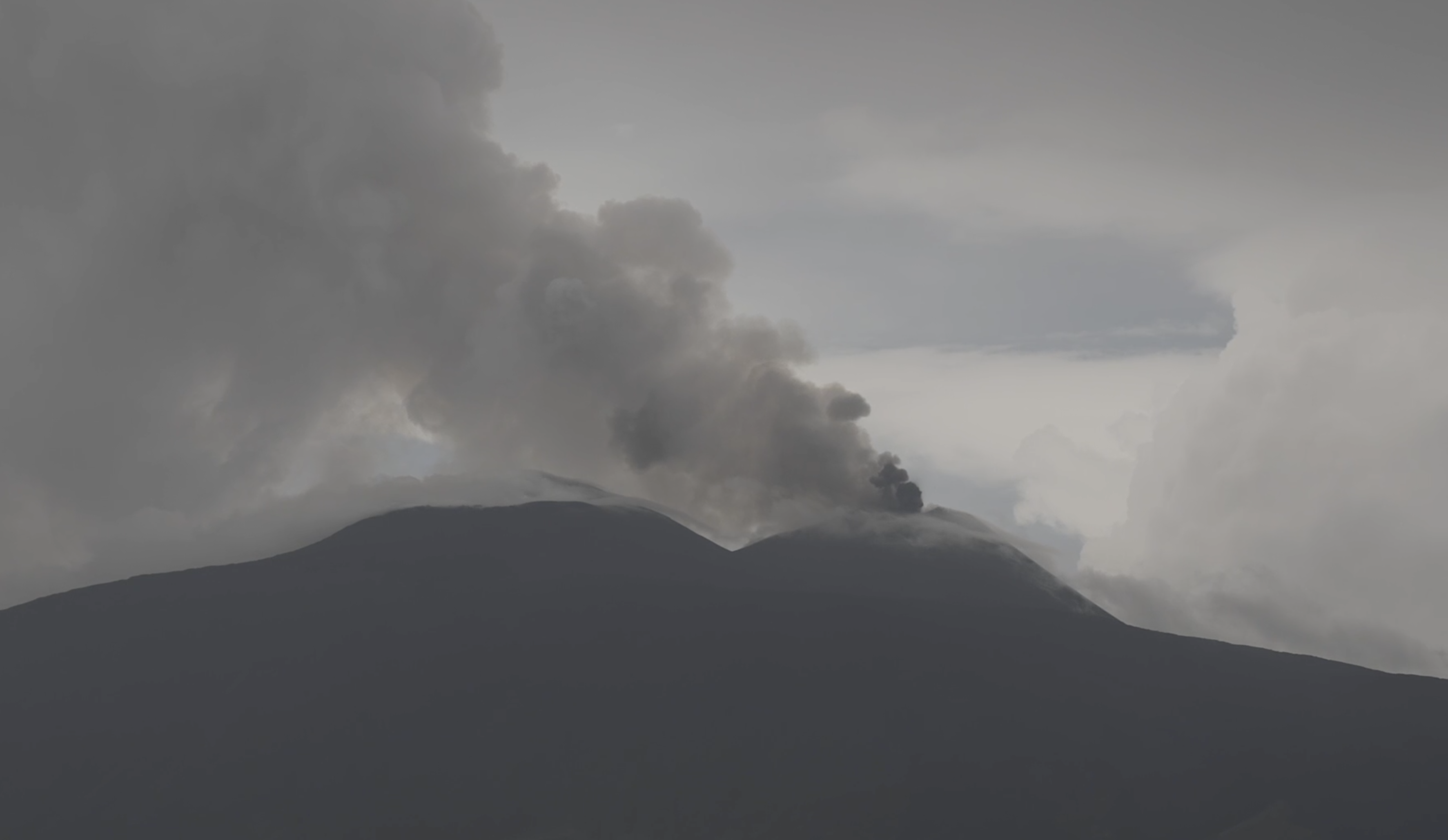 etna nuova eruzione le immagini della nube di cenere dal cratere di sud est