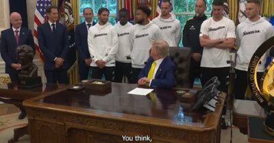 Copertina di Trump ai giocatori della Juventus: “Le donne potrebbero giocare con voi? Non rispondete…”. Imbarazzo nello Studio ovale