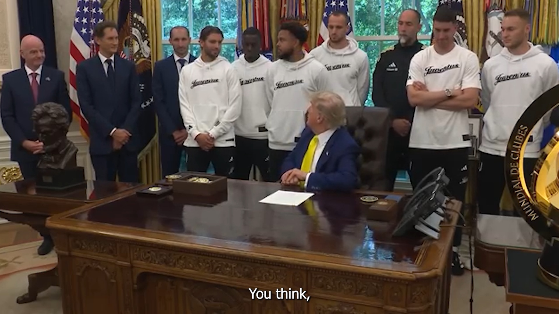 trump ai giocatori della juventus le donne potrebbero giocare con voi non rispondete8230 imbarazzo nello studio ovale