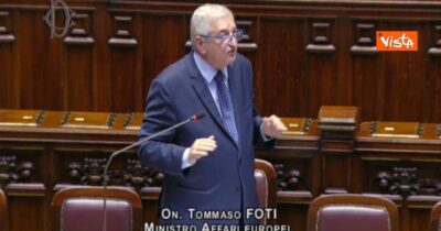 Copertina di Il ministro Foti contro il M5s: “Non è obbligatorio essere intellettualmente onesti” – Video