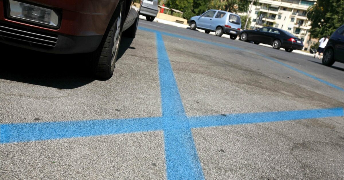 Maturando parcheggia sulle strisce blu e lascia un biglietto ai vigili: “Vi prego, ho l’esame”. Ma viene multato Maturando parcheggia sulle strisce blu e lascia un biglietto ai vigili: “Vi prego, ho l’esame”. Ma viene multato