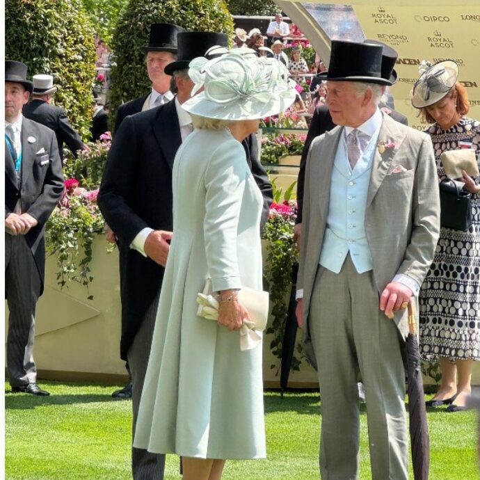 Kate Middleton dà forfait all’ultimo e torna l’apprensione, Re Carlo sfida il caldo: siamo stati ad Ascot con la Famiglia Reale, ecco cosa è successo