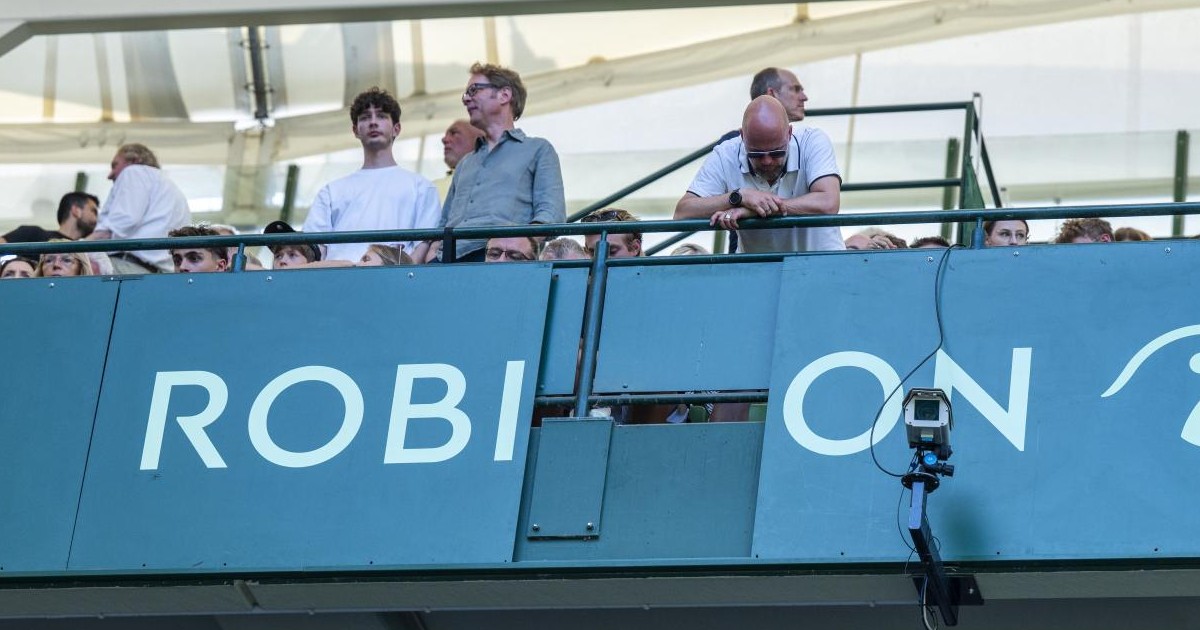 Tragedia sfiorata in tribuna ad Halle, il direttore: “Ci scusiamo, non era mai accaduto” Tragedia sfiorata in tribuna ad Halle, il direttore: “Ci scusiamo, non era mai accaduto”