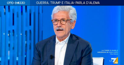 Copertina di D’Alema a La7: “Se l’Iran avesse l’atomica, Israele non oserebbe attaccare. ‘Regime change’? Follia”