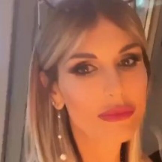 “Mai avevo confessato la cosa più drammatica della mia vita, il mio tentato suicidio nel momento più buio. Ho fatto una corsa per buttarmi, mio marito mi ha salvata”: parla Arianna David