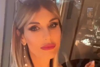 “Mai avevo confessato la cosa più drammatica della mia vita, il mio tentato suicidio nel momento più buio. Ho fatto una corsa per buttarmi, mio marito mi ha salvata”: parla Arianna David “Mai avevo confessato la cosa più drammatica della mia vita, il mio tentato suicidio nel momento più buio. Ho fatto una corsa per buttarmi, mio marito mi ha salvata”: parla Arianna David