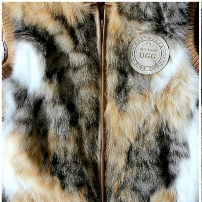 Gilet per bambini fatti con pelliccia di gatto: la scoperta choc sugli scaffali di un centro commerciale