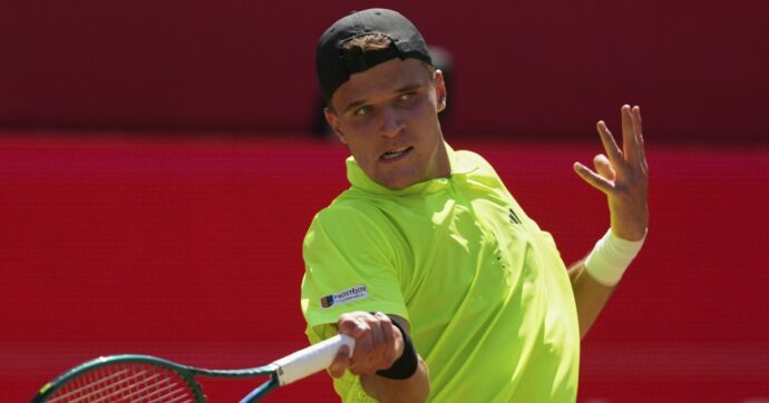 Mensik, che rischio: sbaglia e si scaglia contro il campo ma… la racchetta vola in tribuna! – VIDEO