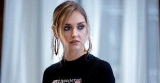 “Chiara Ferragni si è dimezzata lo stipendio e ha tagliato i costi, via due dipendenti. In un solo anno il fatturato si è più che decimato”: i bilanci di Tbs Crew
