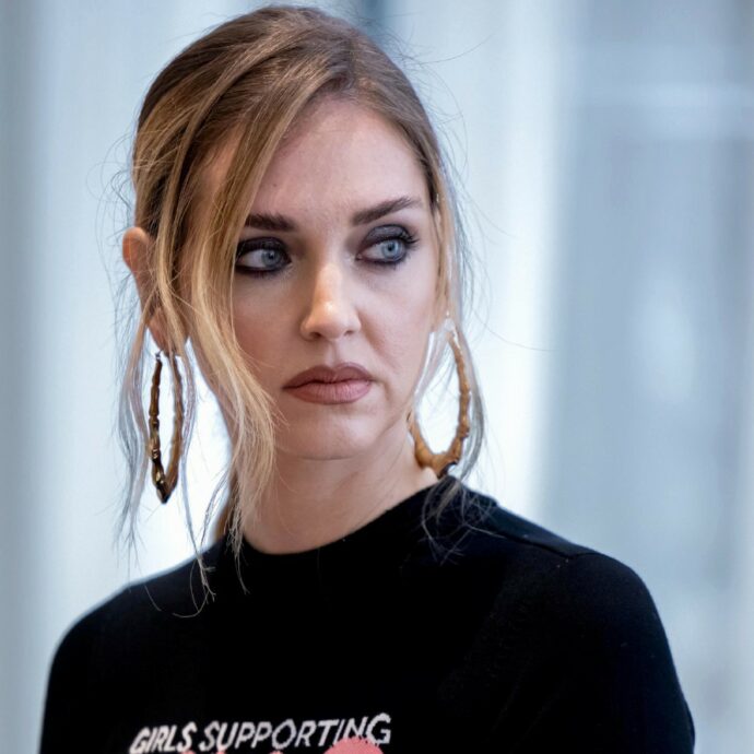 “Chiara Ferragni si è dimezzata lo stipendio e ha tagliato i costi, via due dipendenti. In un solo anno il fatturato si è più che decimato”: i bilanci di Tbs Crew