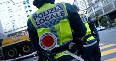 Copertina di Botte ai neri, insulti e droga infilata in tasca: quei 15 “bravi ragazzi” tra i vigili di Genova