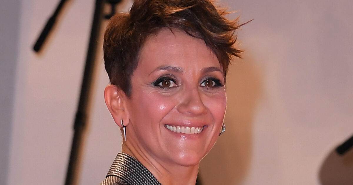 “All’inizio la Gialappa’s li ho sofferti. Se non li conosci, è dura interloquire con tre che ti insultano. Piangevo. Poi è stato amore”: parla Lucia Ocone