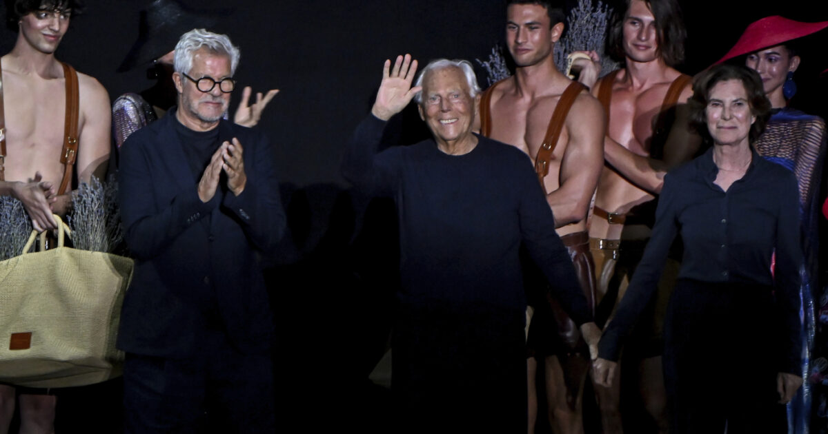 Milano Fashion Week Uomo al via, Giorgio Armani non sarà presente: “È a casa in convalescenza”. Ecco le sfilate e gli eventi da seguire Milano Fashion Week Uomo al via, Giorgio Armani non sarà presente: “È a casa in convalescenza”. Ecco le sfilate e gli eventi da seguire