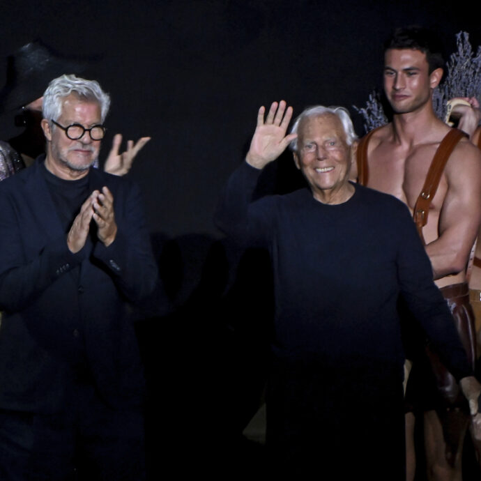 Milano Fashion Week Uomo al via, Giorgio Armani non sarà presente: “È a casa in convalescenza”. Ecco le sfilate e gli eventi da seguire
