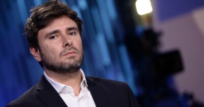 Copertina di Alessandro Di Battista: “Mio papà è morto oggi a Roma. È stato un uomo perbene”. Il cordoglio del Fatto Quotidiano