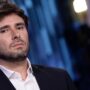 Copertina di Alessandro Di Battista: “Mio papà è morto oggi a Roma. È stato un uomo perbene”. Il cordoglio del Fatto Quotidiano