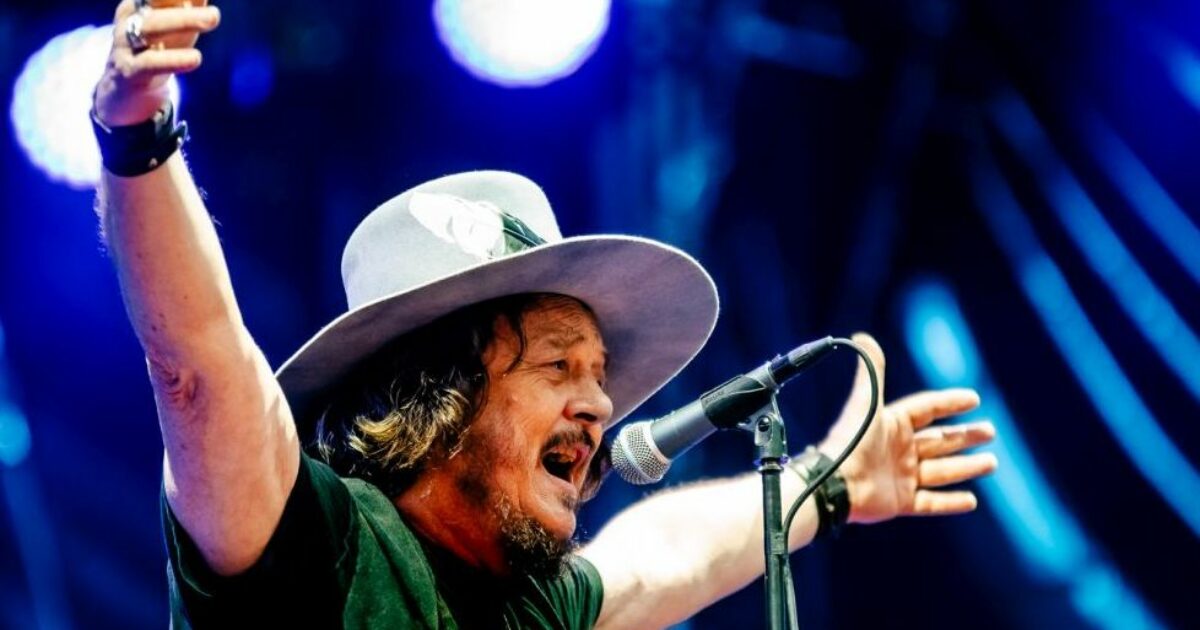 “Bevo, mangio, faccio pipì e piango… Mi sento come se avessi 35-40 anni ma inizio a vedere la fettuccia della vita che si accorcia”: parla Zucchero (che compie 70 anni)