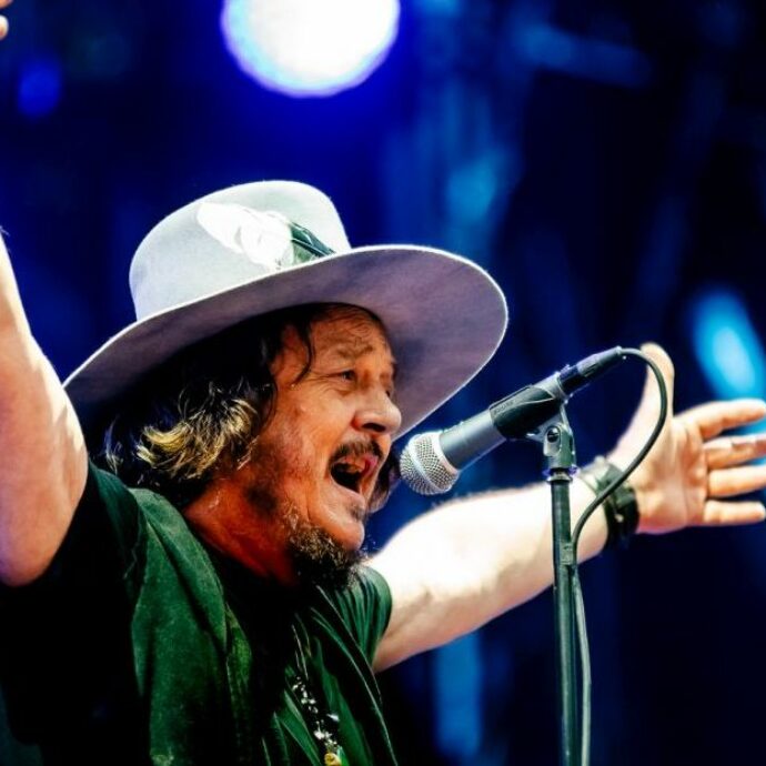 “Anche quando sei ‘sgonfio’ appena metti piede sul palco non ci pensi più”: Zucchero riparte in tour negli stadi con “Overdose d’amore” – IL VIDEO