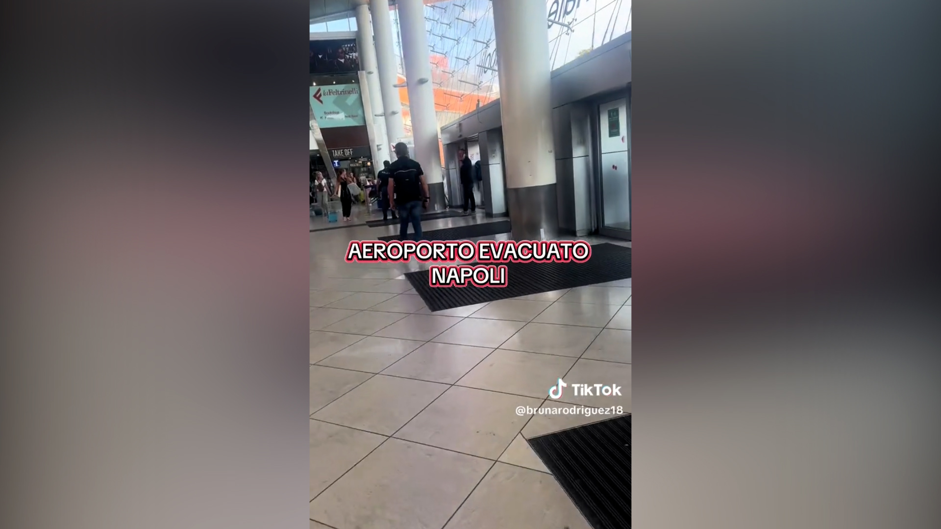 Spray urticante nell’aria: evacuato l’aeroporto di Napoli Capodichino. “Fuori, fuori”: le immagini Spray urticante nell’aria: evacuato l’aeroporto di Napoli Capodichino. “Fuori, fuori”: le immagini