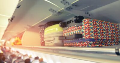 Copertina di “Bagaglio a mano? Metà dei viaggiatori paga extra senza saperlo, il 40% costretto a imbarcare il trolley anche se in regola”: la denuncia di Altroconsumo