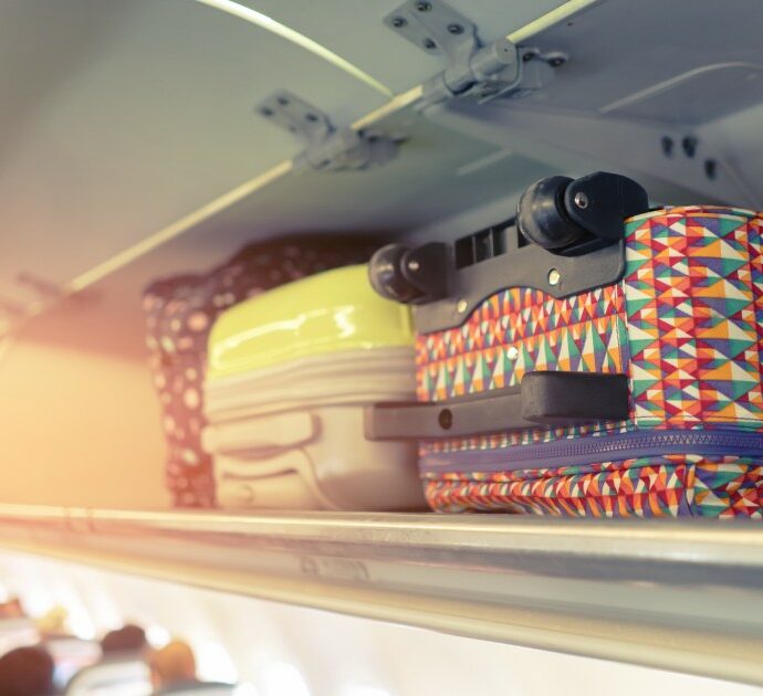 “No a costi extra, il bagaglio a mano deve essere incluso nel biglietto aereo”: la proposta dell’Ue. Compagnie low cost furiose: “Al cinema i popcorn sono compresi?”