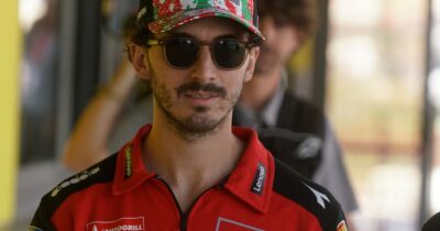 Copertina di Bagnaia nervoso: si arrabbia e prende in giro la sua Ducati. I gesti di stizza durante le prove al Mugello